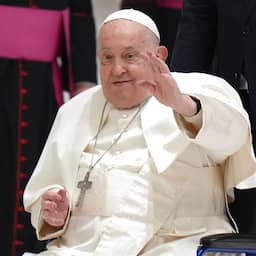 Paus Franciscus mag ziekenhuis vijf weken na dubbele longontsteking verlaten