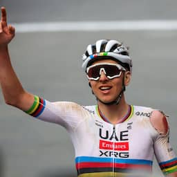 Pogacar heeft ‘veel pijn’ na Strade Bianche: ‘Niet de beste manier om te winnen’