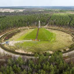 Pyramide van Austerlitz mag niet worden beklommen door risico op verschuiving