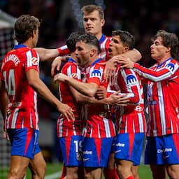 Atlético wint na achterstand van hekkensluiter en blijft meedoen in titelstrijd