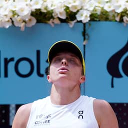 Swiatek komt slechtste set in vier jaar te boven en is halvefinalist in Madrid