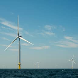 Twee bemanningsleden gewond nadat schip tegen windmolen botst op Noordzee