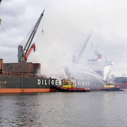 Blussen van vrachtschip in Amsterdam kan nog dagen duren
