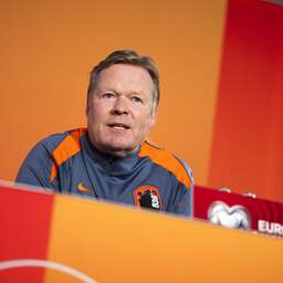Tranen bij Koeman na promotie van zijn zoon: ‘Denk dat het de leeftijd is’