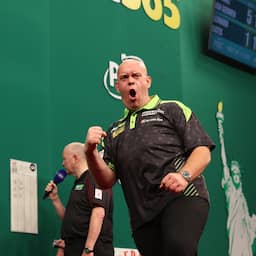Van Gerwen wint eerste partij in New York overtuigend bij comeback na scheiding