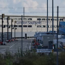 Klein vliegtuig stort neer bij vliegveld Londen, was onderweg naar Nederland